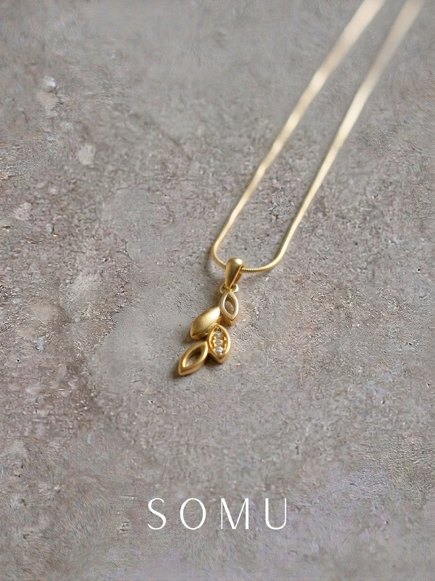 The Mini Leaf Necklace 葉墜項鏈 – SOMUSOMU 玫瑰金柳葉吊墜頸鏈