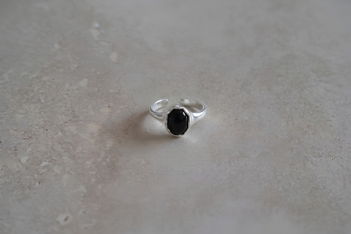 Onyx Ring 黑玉戒指 – SOMUSOMU 銀色黑石戒指