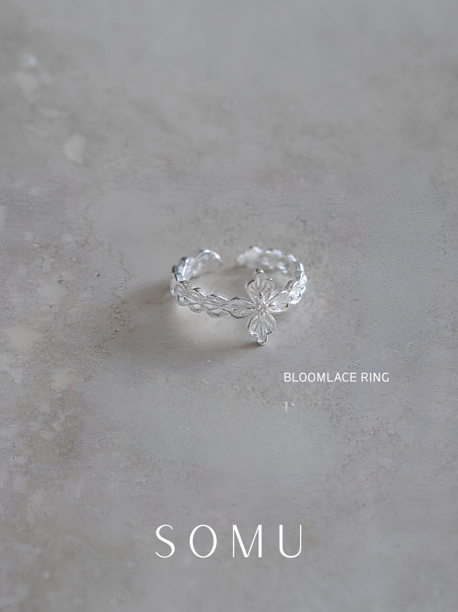 Bloomlace Ring 花結戒指 – SOMUSOMU 水鑽花朵開口戒指